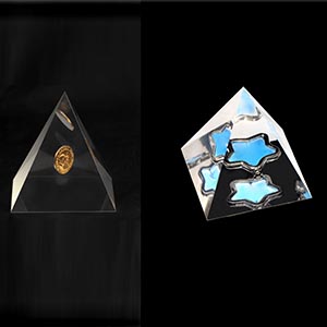 Gadget piramidina in resina con oggetto inglobato