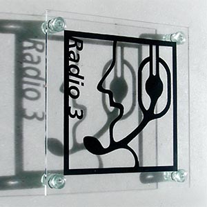 Targa fuoriporta in singolo plexiglas con prespaziato vinilico